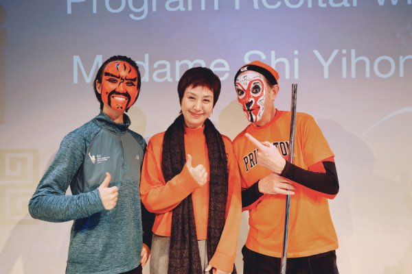 第一证券 当美国教授问：“你为什么演得和梅兰芳不一样？”史依弘这样回答