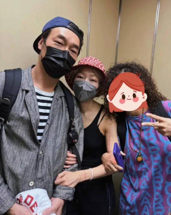 开源策略 许志安郑秀文香港被偶遇 夫妻俩挽手合影感情恩爱